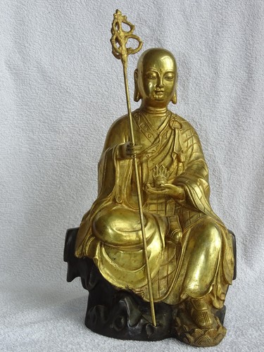 Buddha auf felsen thron bronze - felsen,