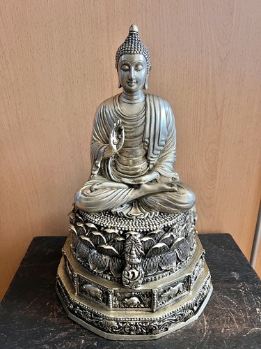 Buddha statue aus versilberter - buddha-statue,