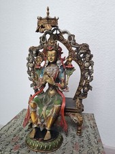 alte Skulptur Maitreya auf