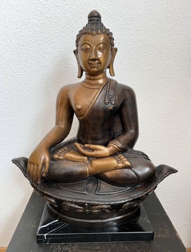 Sitzender buddha auf breitem - buddha,
