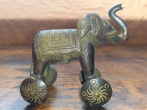 Elefant mit rädern - mit,